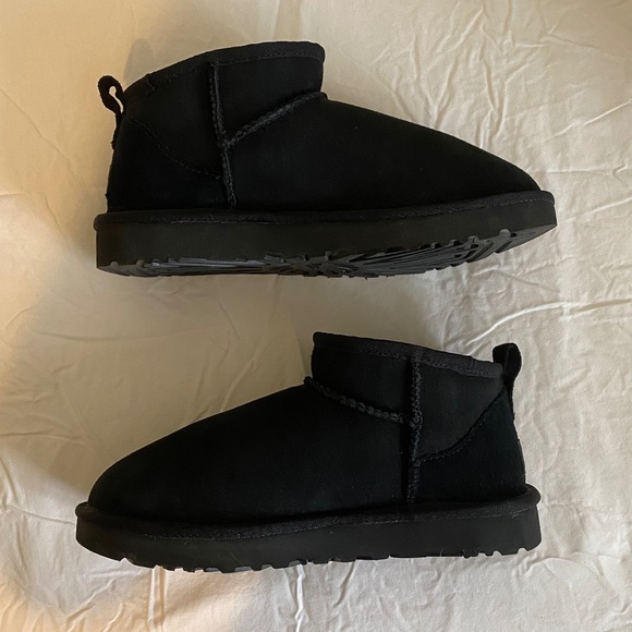 UGG Women's Classic Ultra Mini Boot in Black - Picture 4 of 8